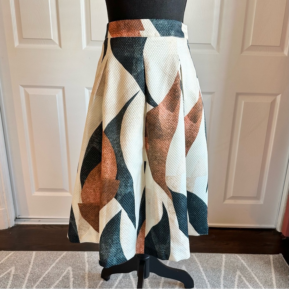 Jenn. Ivory and Black Woven Large Pleat A-line Woven Full Skirt